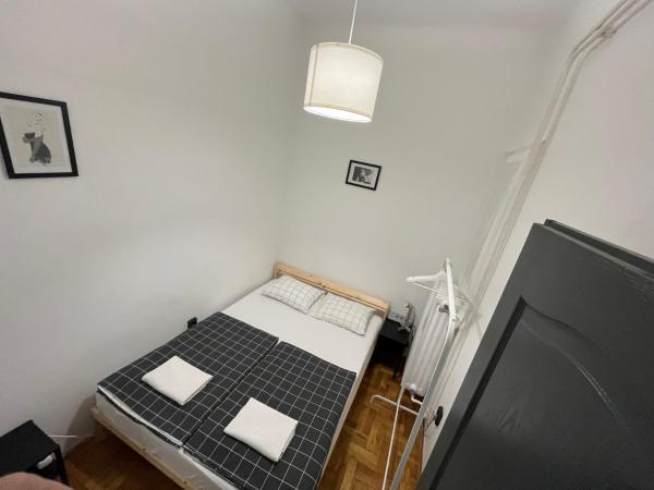 Friends Hostel & Apartments : photo 2 de la chambre appartement avec douche