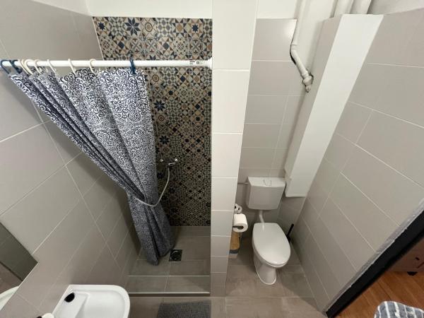 Friends Hostel & Apartments : photo 5 de la chambre appartement avec douche