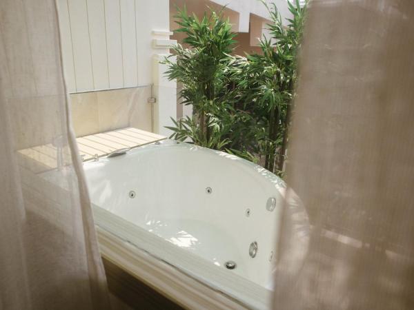 The Sea Cret Hua Hin : photo 10 de la chambre suite avec baignoire spa