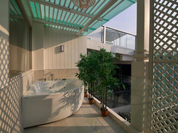 The Sea Cret Hua Hin : photo 9 de la chambre suite avec baignoire spa