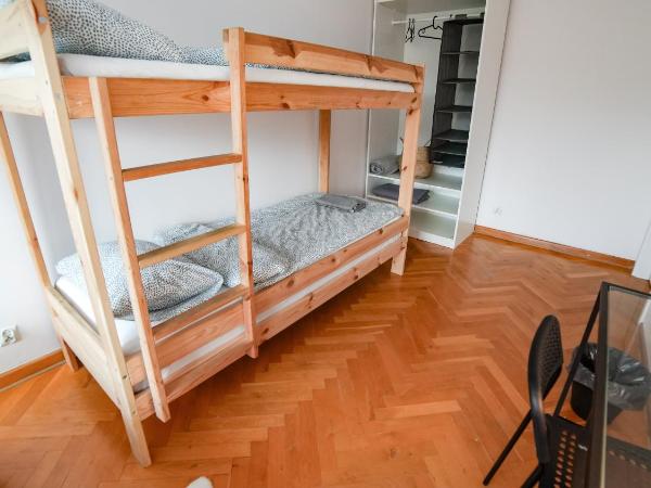 LoftMe Houses Hostel : photo 5 de la chambre chambre quadruple avec salle de bains commune