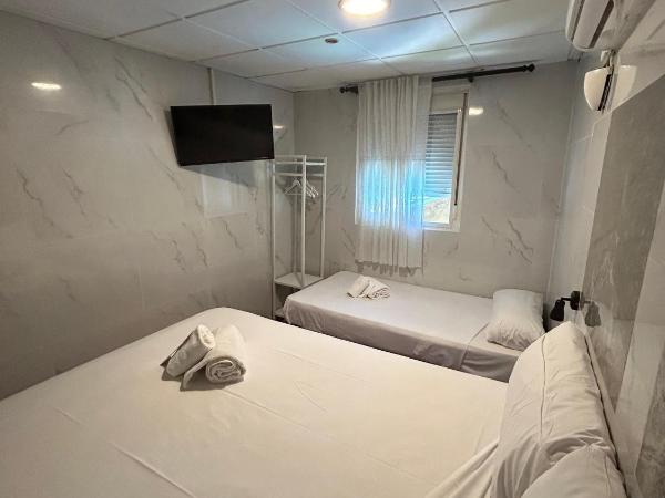 Hostal Avenida Andalucia : photo 1 de la chambre chambre triple confort