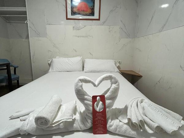 Hostal Avenida Andalucia : photo 9 de la chambre chambre double - vue sur piscine