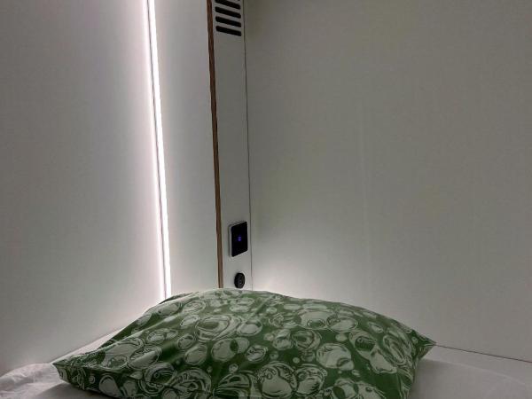 WOT Lisbon Nomad : photo 4 de la chambre bed in 4-bed mixed capsule dorm with balcony