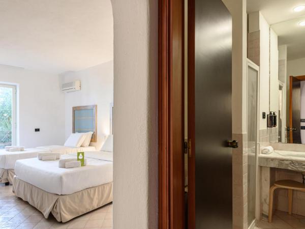 B&B HOTEL Ischia San Nicola : photo 7 de la chambre chambre triple supérieure