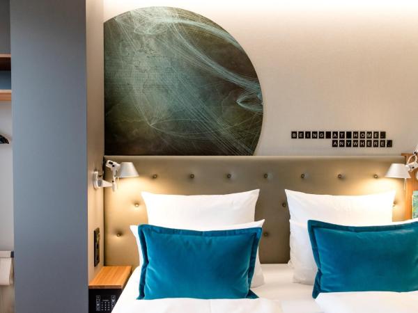 Motel One Frankfurt Airport : photo 2 de la chambre chambre lit queen-size.