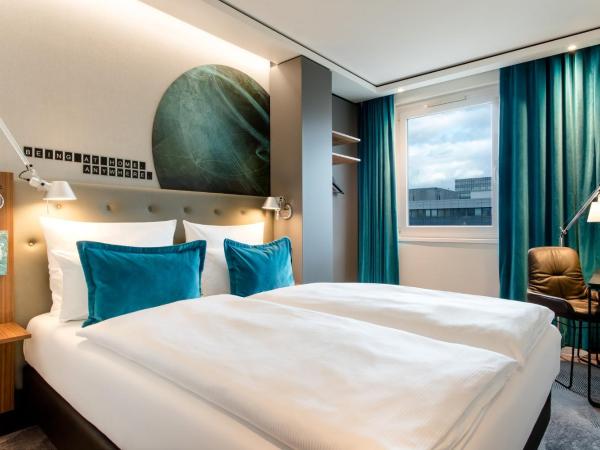 Motel One Frankfurt Airport : photo 3 de la chambre chambre lit queen-size.