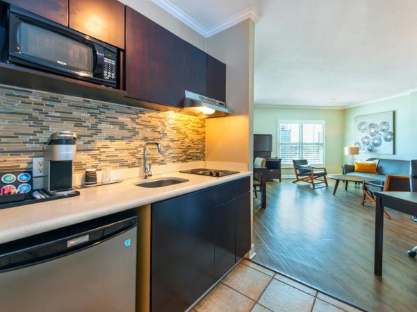 Grand Park Hotel & Suites Downtown Vancouver, Ascend Hotel Collection : photo 1 de la chambre suite lit king-size avec coin cuisine et canapé - non-fumeurs