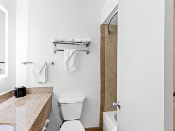 Red Lion Hotel Portland Airport : photo 3 de la chambre chambre standard avec 2 lits queen-size