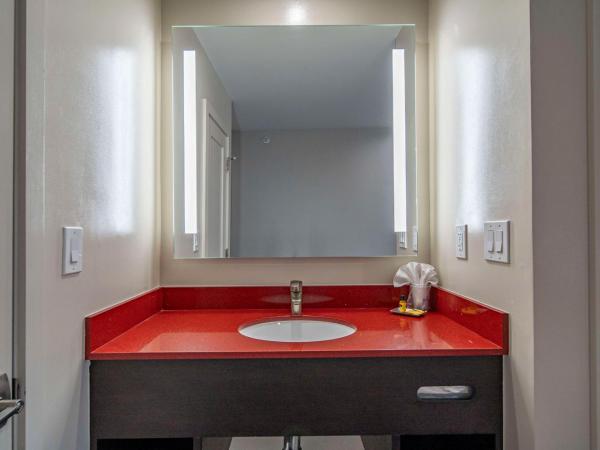 Best Western Plus Dragon Gate Inn : photo 1 de la chambre chambre quadruple avec 2 lits doubles - non-fumeurs