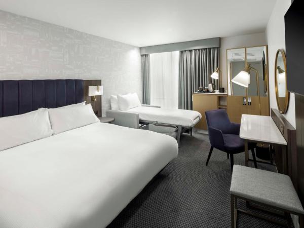 DoubleTree by Hilton Manchester Piccadilly : photo 1 de la chambre chambre lit king-size avec canapé-lit – adaptée aux personnes à mobilité réduite