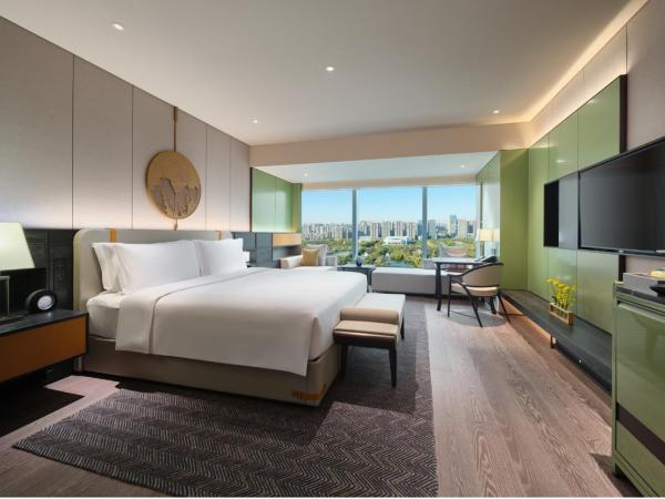 InterContinental Xi'an North, an IHG Hotel : photo 1 de la chambre chambre lit king-size classique avec vue sur jardin