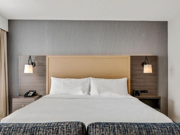 Holiday Inn & Suites Ottawa Kanata, an IHG Hotel : photo 3 de la chambre chambre lit king-size d'angle premium avec douche