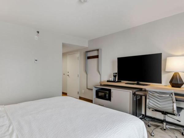 Holiday Inn & Suites Ottawa Kanata, an IHG Hotel : photo 6 de la chambre chambre lit king-size avec baignoire accessible aux personnes à mobilité réduite - adaptée aux personnes à mobilité réduite