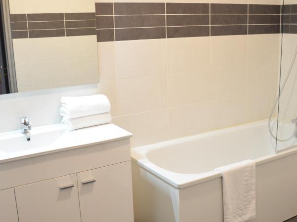 Hotel Les Acacias : photo 2 de la chambre chambre triple supérieure avec baignoire