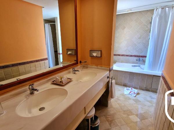 Alhambra Thalasso : photo 9 de la chambre chambre double ou lits jumeaux standard