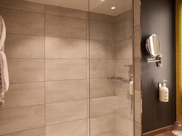 Holiday Inn - Hamburg - HafenCity, an IHG Hotel : photo 3 de la chambre chambre double pour personnes à mobilité réduite avec douche accessible en fauteuil roulant