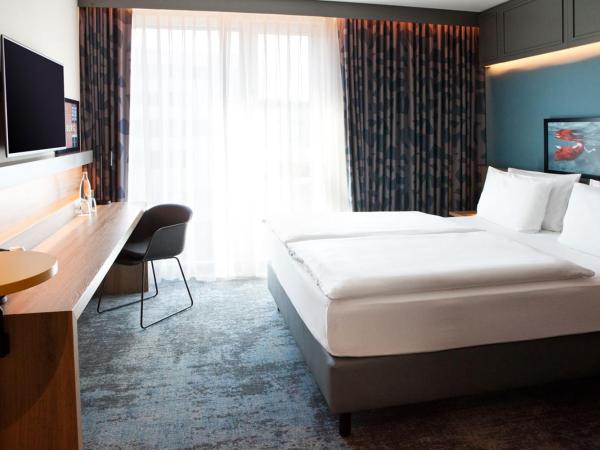 Holiday Inn - Hamburg - HafenCity, an IHG Hotel : photo 7 de la chambre chambre double pour personnes à mobilité réduite avec douche accessible en fauteuil roulant