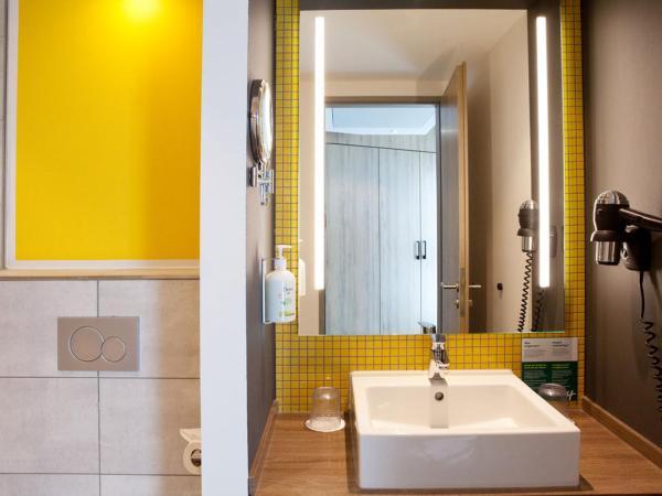 Holiday Inn - Hamburg - HafenCity, an IHG Hotel : photo 2 de la chambre chambre double pour personnes à mobilité réduite avec douche accessible en fauteuil roulant