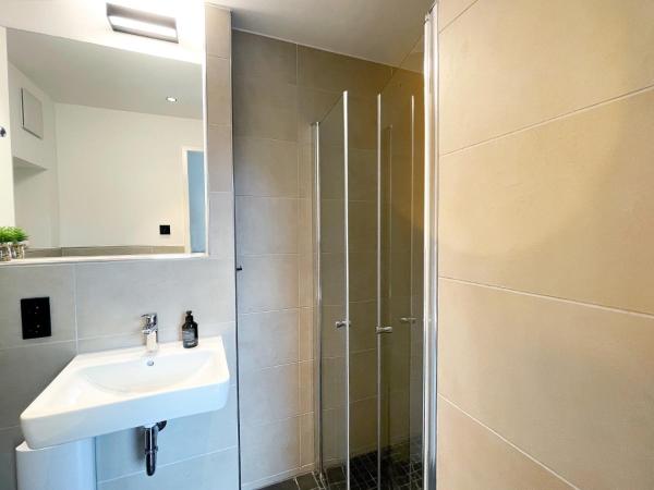 HOLI City Apart Hotel Berlin : photo 1 de la chambre chambre familiale avec salle de bains privative