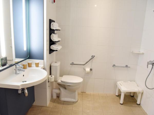 ibis Laval Le Relais D'Armor : photo 3 de la chambre deux chambres doubles adjacentes