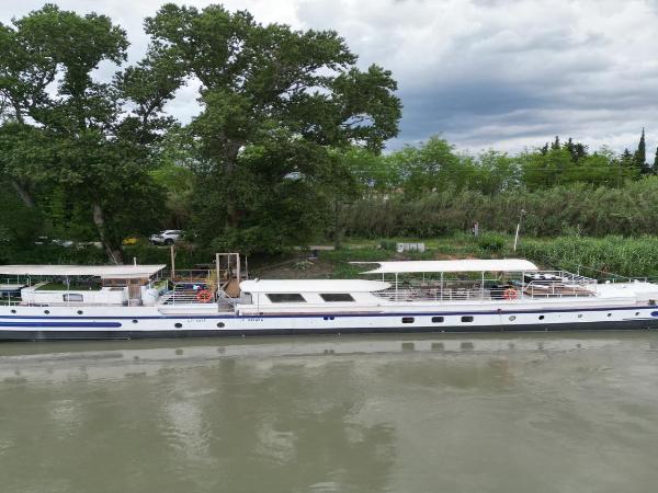 Péniche Spa Le Makara - Avignon : photo 1 de la chambre mobile home