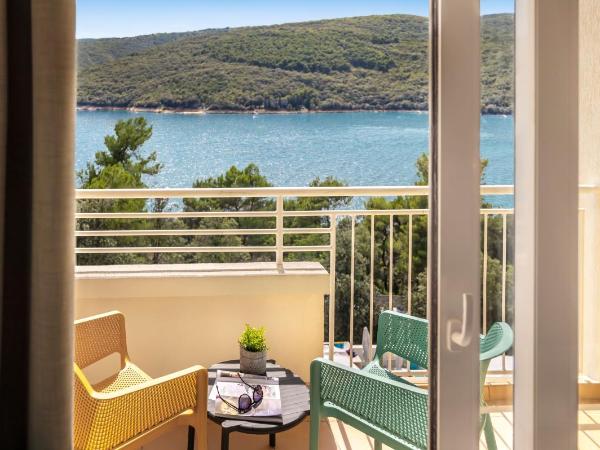 Sunny Rabac by Valamar : photo 4 de la chambre chambre côté mer pour 2+1 personnes