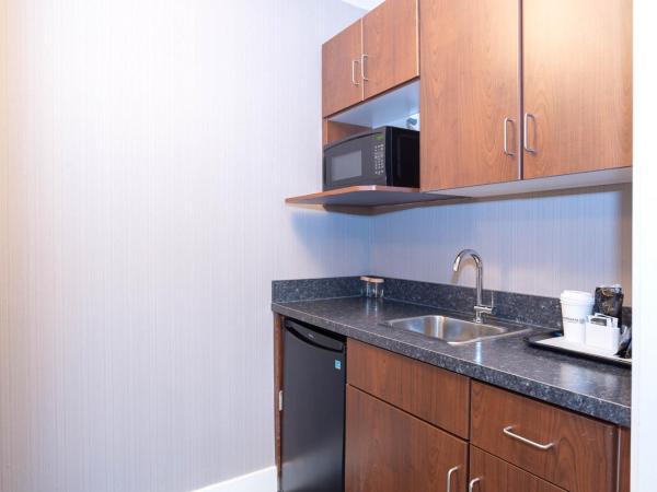 Sandman Hotel Edmonton West : photo 5 de la chambre suite standard avec 1 lit king-size, canapé-lit, kitchenette