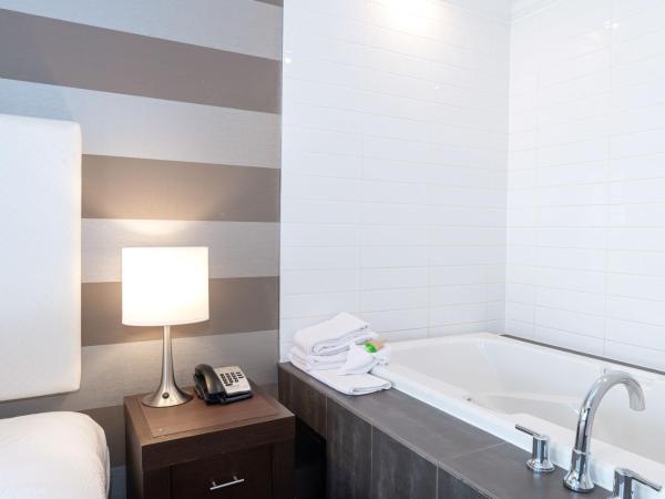 Sandman Hotel Edmonton West : photo 2 de la chambre grand jacuzzi suite, 1 king bed, sofa bed, kitchen, w/d, balcony, view