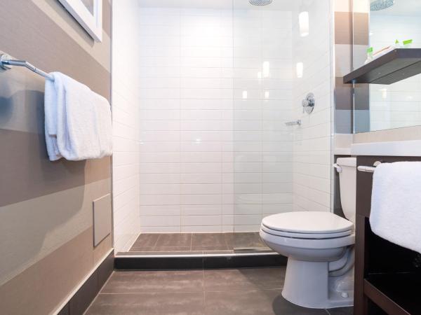 Sandman Hotel Edmonton West : photo 6 de la chambre grand jacuzzi suite, 1 king bed, sofa bed, kitchen, w/d, balcony, view