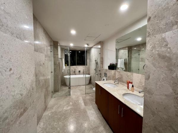 luxury master bedroom with bathtub on golf course road : photo 1 de la chambre appartement avec vue sur la montagne
