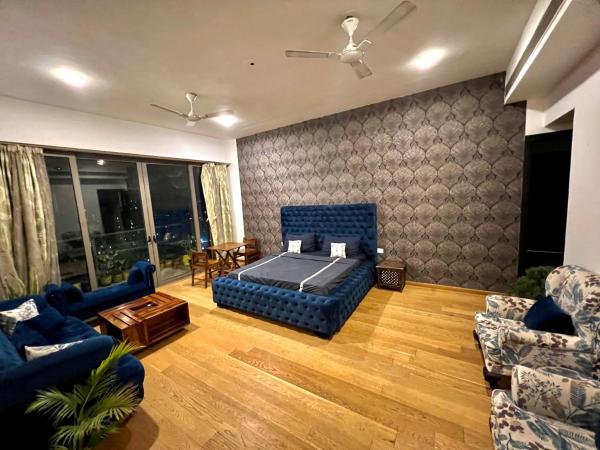 luxury master bedroom with bathtub on golf course road : photo 7 de la chambre appartement avec vue sur la montagne