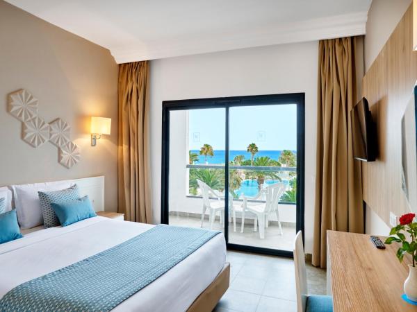 Nozha Beach Resort & Spa : photo 1 de la chambre chambre familiale (2 adultes + 2 enfant) - vue sur mer