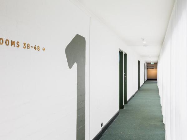 Statesman Hotel : photo 5 de la chambre chambre lit queen-size avec balcon