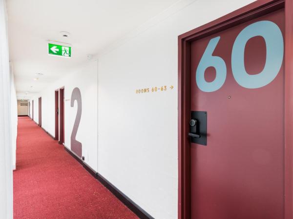 Statesman Hotel : photo 7 de la chambre queen sofa with balcony room