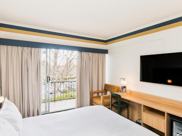 Statesman Hotel : photo 1 de la chambre chambre lit queen-size avec balcon