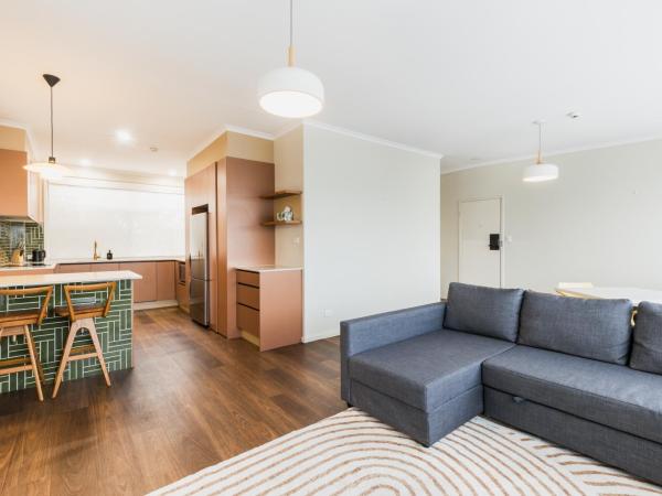 Statesman Hotel : photo 2 de la chambre cabinet queen and sofa