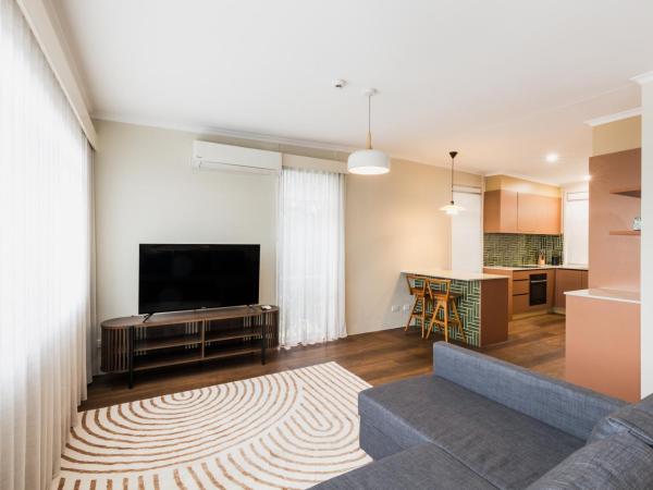 Statesman Hotel : photo 1 de la chambre cabinet queen and sofa