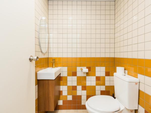 Statesman Hotel : photo 10 de la chambre cabinet queen and sofa