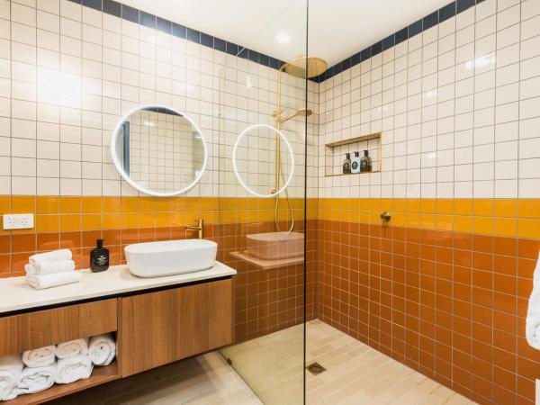 Statesman Hotel : photo 9 de la chambre cabinet queen and sofa