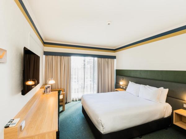 Statesman Hotel : photo 2 de la chambre chambre lit queen-size avec balcon