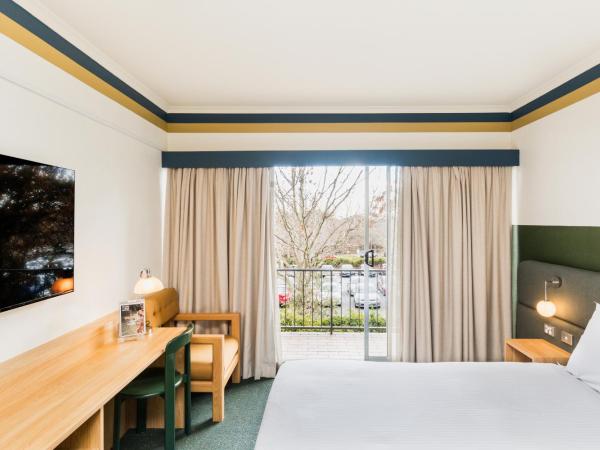 Statesman Hotel : photo 3 de la chambre chambre lit queen-size avec balcon