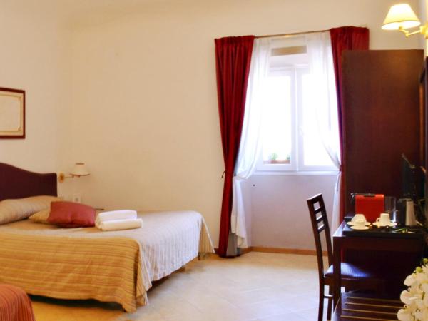 Hotel Cardinal of Florence - recommended for ages 25 to 55 : photo 2 de la chambre chambre double supérieure avec baignoire