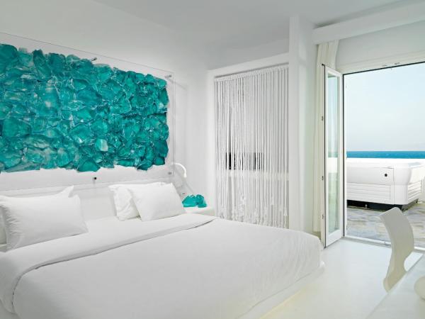 Mykonos Bay Resort & Villas : photo 2 de la chambre chambre double de luxe avec jacuzzi extérieur - vue sur mer
