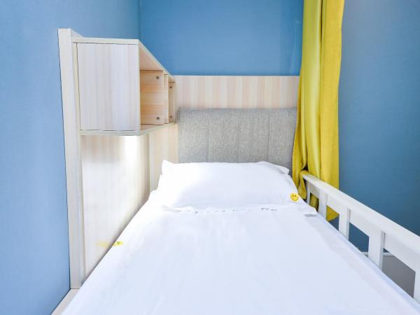 笑脸里青年旅舍锦里店 : photo 2 de la chambre bed in 4-bed female dormitory room - shared bathroom