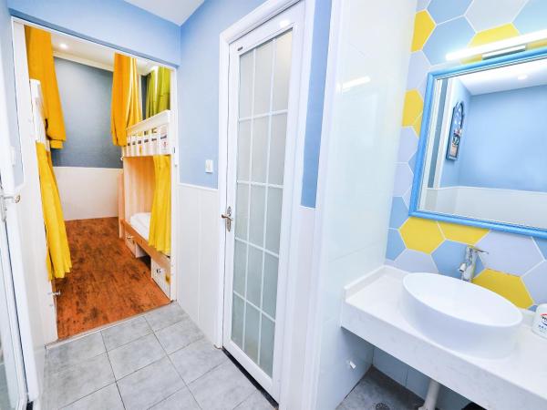 笑脸里青年旅舍锦里店 : photo 4 de la chambre bed in 6-bed female dormitory room - shared bathroom