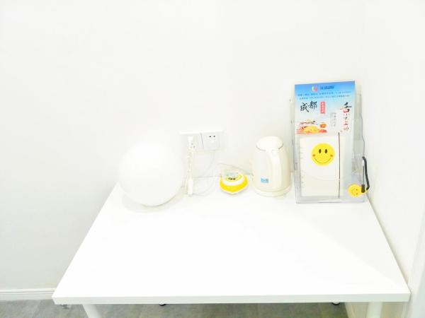 笑脸里青年旅舍锦里店 : photo 2 de la chambre bed in 8-bed male dormitory room - - shared bathroom