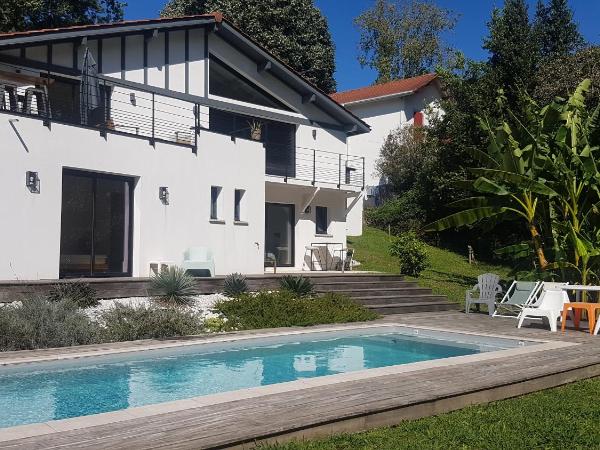 VILLA MADHUKA - Chambres d'hôtes : photo 7 de la chambre chambre triple - vue sur la piscine