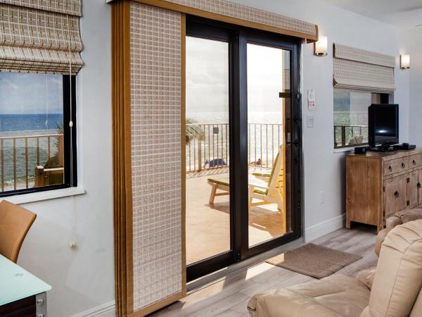 Windjammer Resort and Beach Club : photo 10 de la chambre studio avec terrasse et avec accès escalier – côté océan