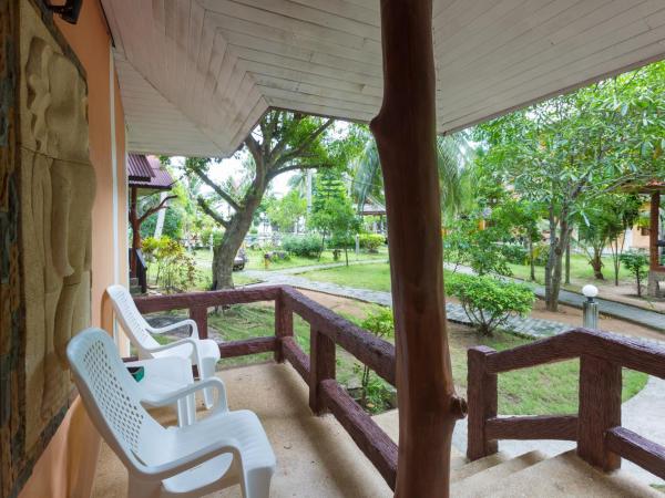 The Villa By Bottle Beach : photo 4 de la chambre chambre triple avec balcon